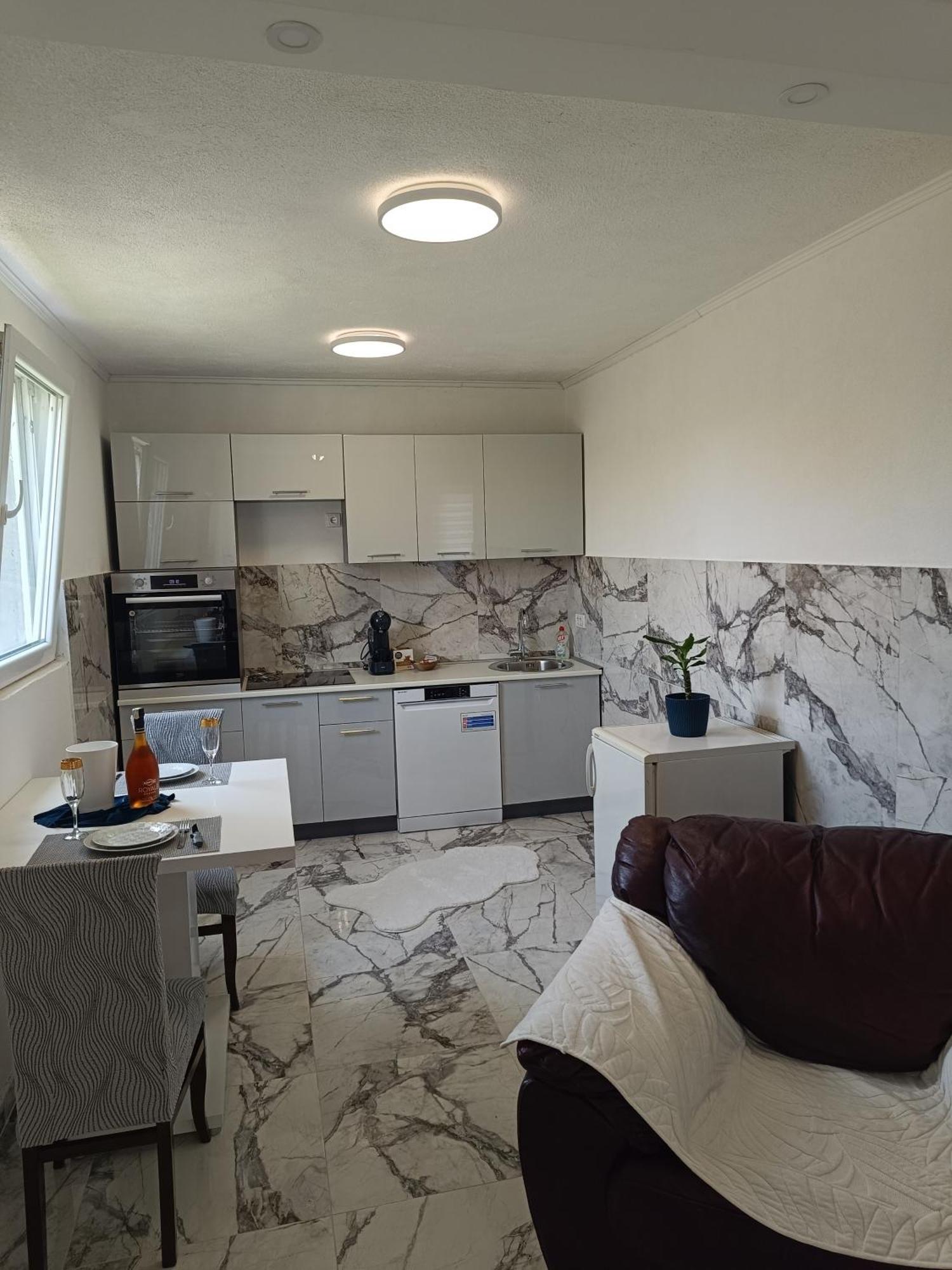 Matija Airport Apartment 미트로비처 외부 사진